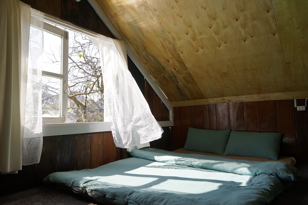 Les meilleurs meubles pour optimiser une chambre sous pente.jpg
