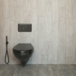 Aménagement d'un petit WC aux murs clairs avec cuvette blanche et radiateur, un espace compact à optimiser