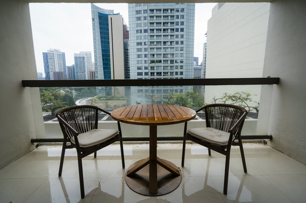 Balcon étroit aménagé avec deux chaises et une petite table, une idée simple pour aménager un balcon étroit