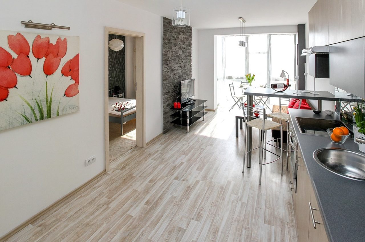 Comment aménager un logement étroit sans effet couloir oppressant