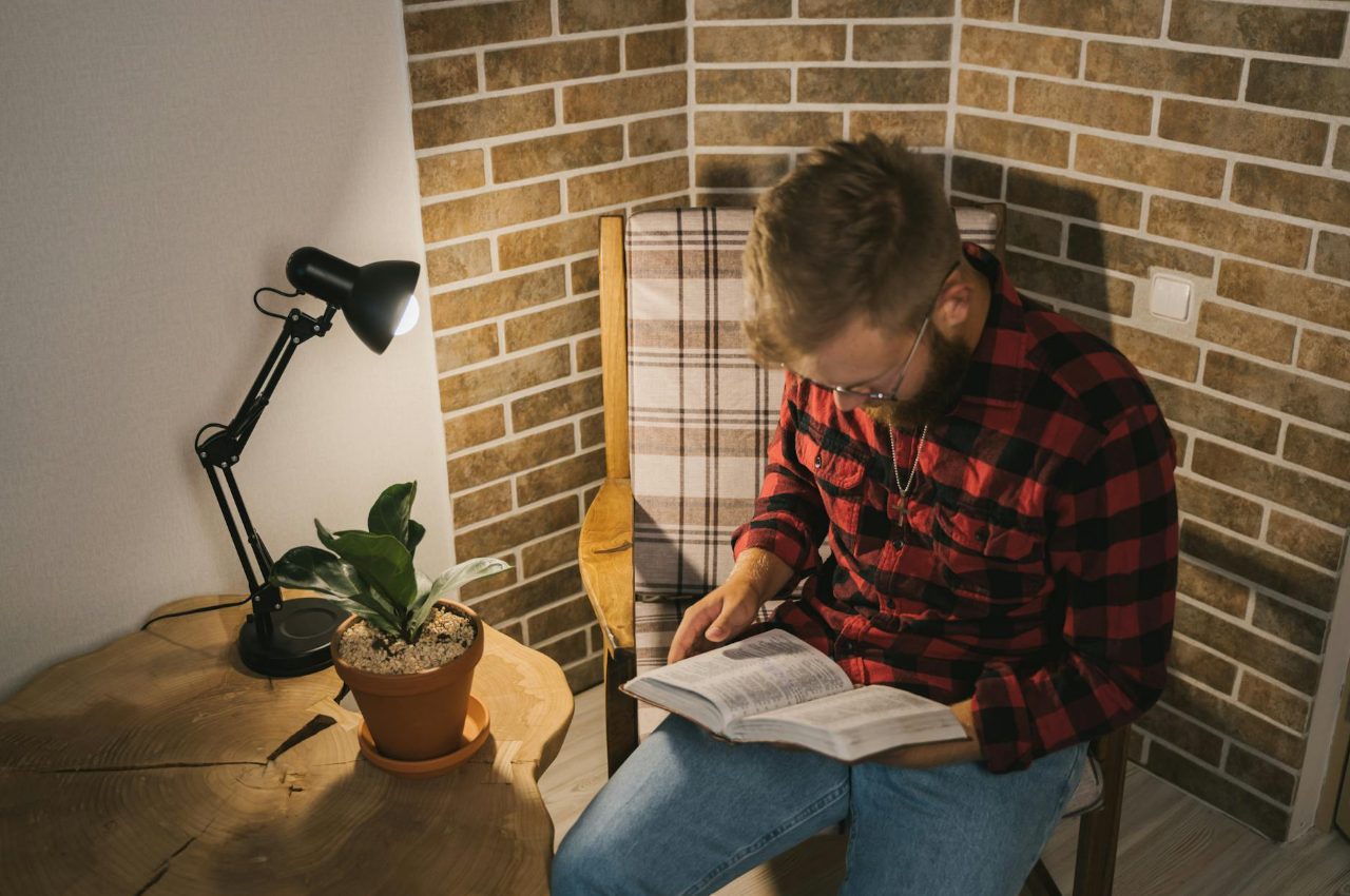 Comment créer un coin lecture cosy avec un budget réduit
