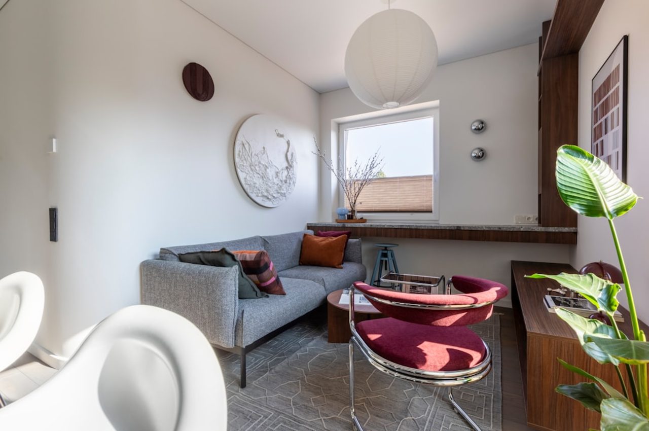 Comment réorganiser un salon sans acheter de nouveaux meubles
