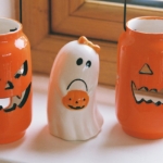 Deux lanternes citrouilles orange et un petit fantôme posés sur un meuble, idée de déco Halloween fait maison facile