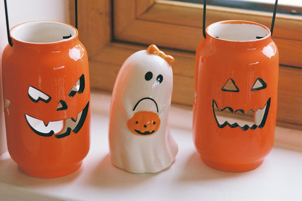 Deux lanternes citrouilles orange et un petit fantôme posés sur un meuble, idée de déco Halloween fait maison facile
