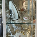 Vaisselier ancien garni de porcelaine et de fleurs, exemple de déco shabby chic moderne