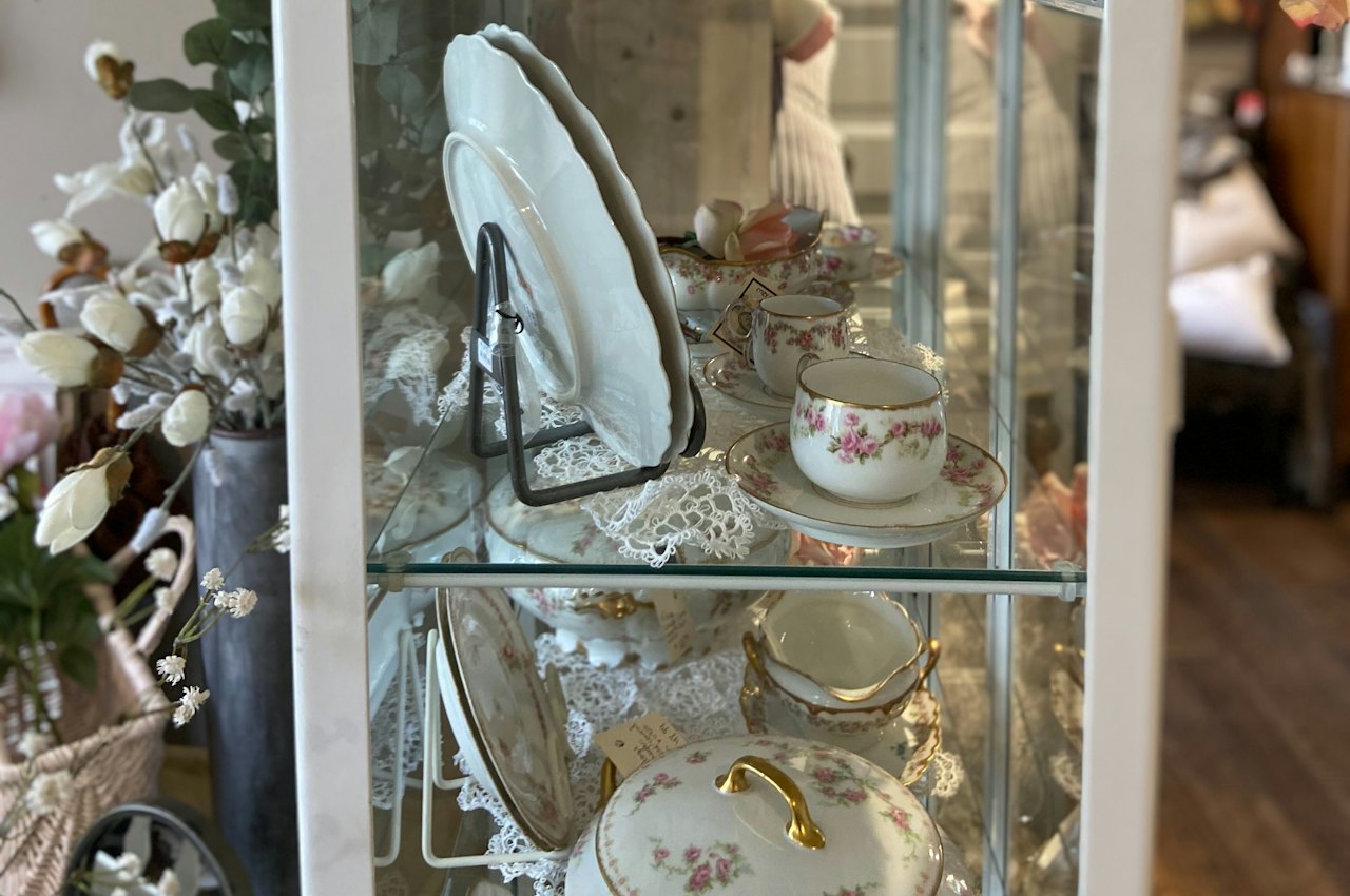 Vaisselier ancien garni de porcelaine et de fleurs, exemple de déco shabby chic moderne