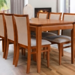 Table en bois entourée de six chaises rembourrées, exemple pour savoir comment choisir une chaise de salle à manger confortable