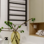 Petite salle de bain avec machine à laver installée près d'une vasque et d'un plan de rangement