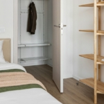 Chambre avec rangement ouvert et étagères en bois, une solution de rangement vêtement sans armoire