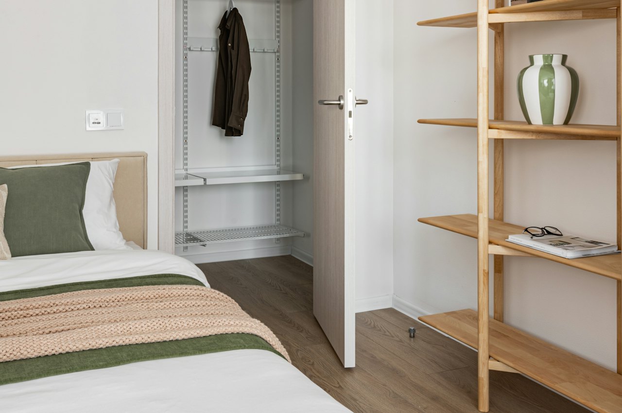 Chambre avec rangement ouvert et étagères en bois, une solution de rangement vêtement sans armoire