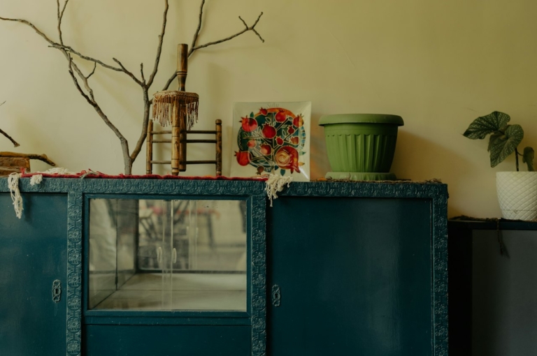 Buffet ancien repeint en bleu dans un salon lumineux, exemple pour relooker un buffet ancien avec de la peinture