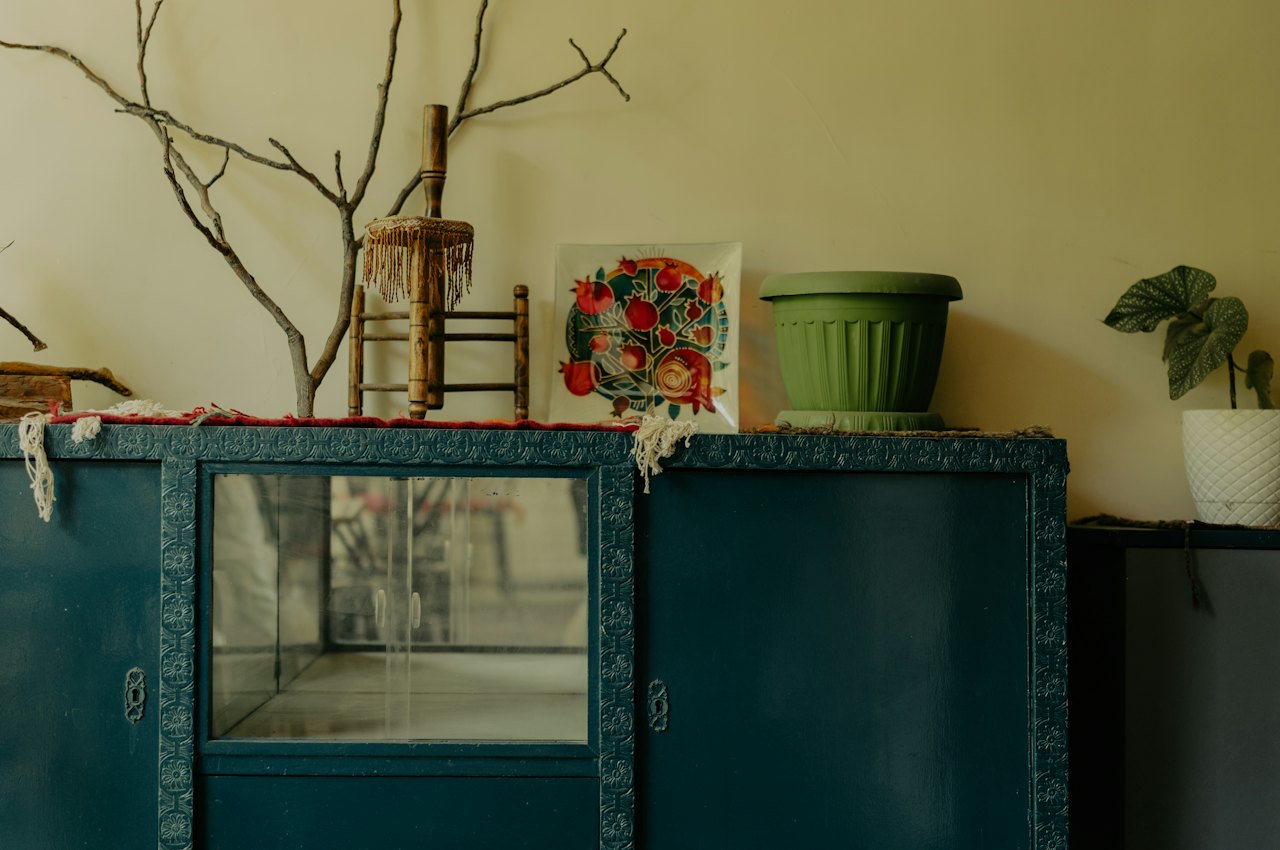 Buffet ancien repeint en bleu dans un salon lumineux, exemple pour relooker un buffet ancien avec de la peinture