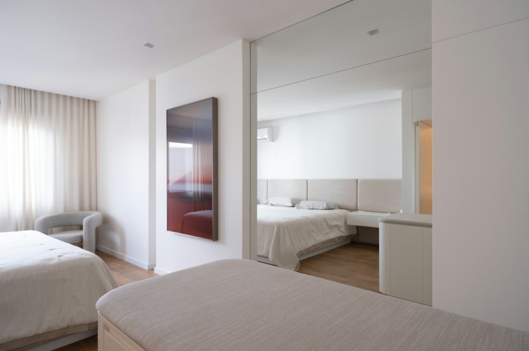 Chambre moderne avec deux lits, idée pour séparer une chambre en deux espaces