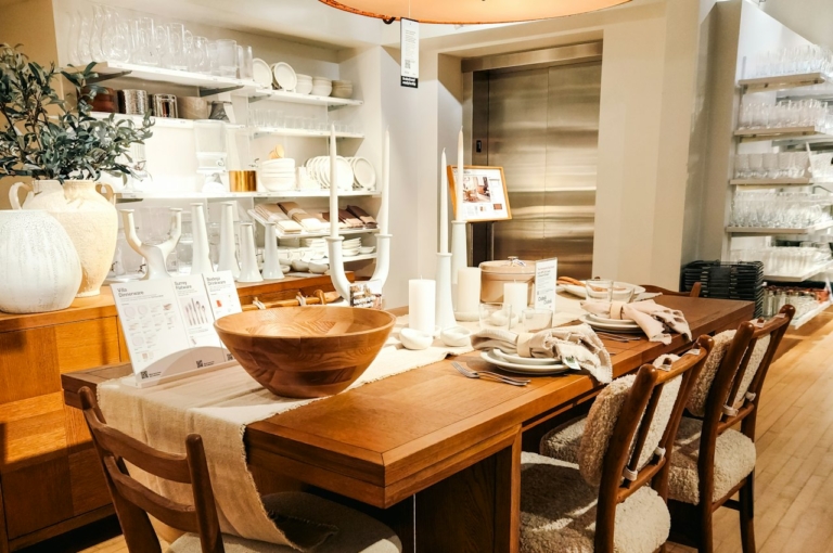 Salle à manger avec une table en bois entourée de chaises, pour savoir quelle taille de table à manger choisir