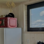 Petite cuisine compacte avec réfrigérateur, micro-ondes et évier, idée d'aménagement pour une petite cuisine de 4m2