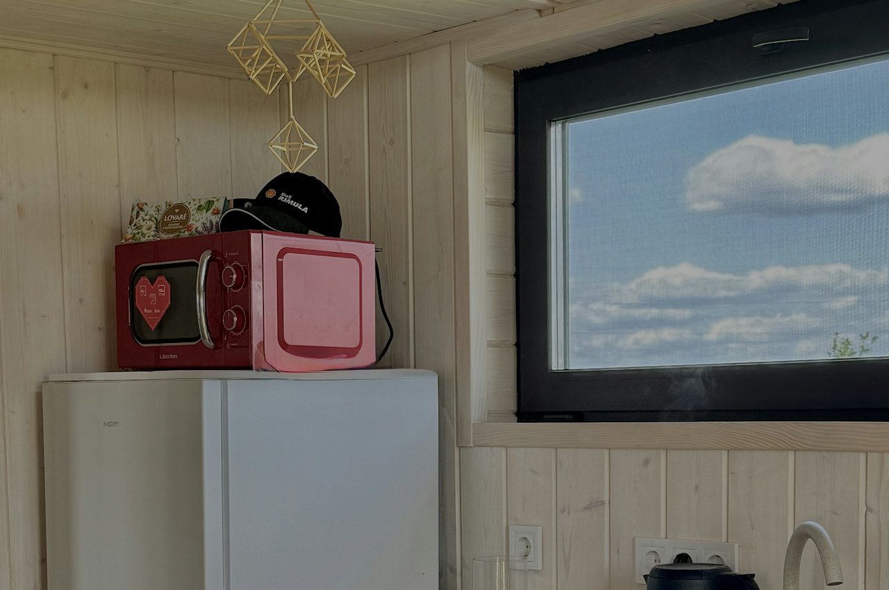 Petite cuisine compacte avec réfrigérateur, micro-ondes et évier, idée d'aménagement pour une petite cuisine de 4m2