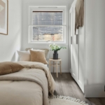 Chambre en longueur avec un lit placé près de la fenêtre, exemple pour aménager une chambre en longueur et étroite