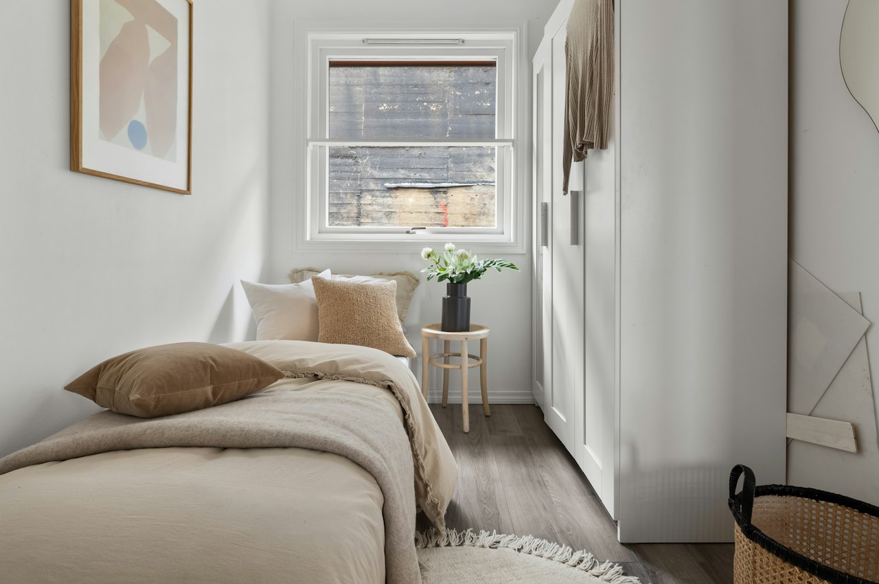 Chambre en longueur avec un lit placé près de la fenêtre, exemple pour aménager une chambre en longueur et étroite