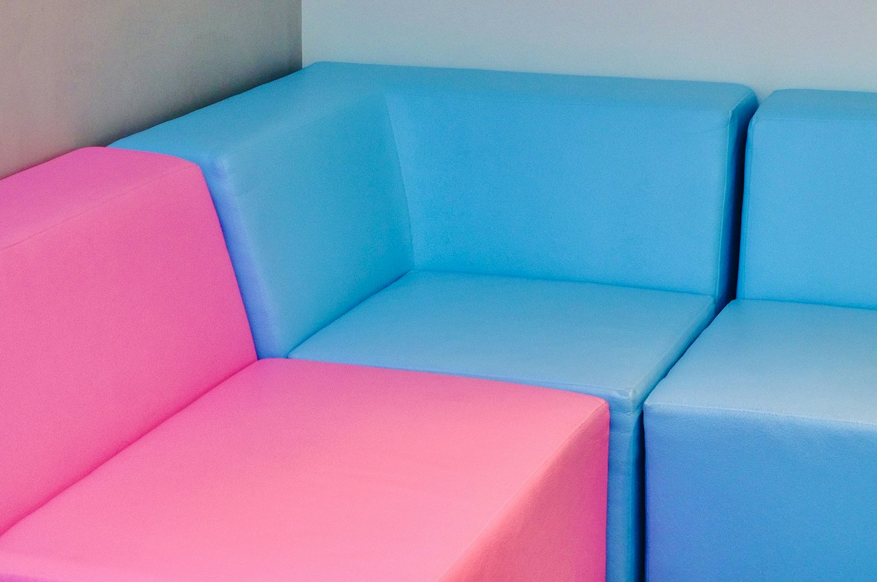 Canapé d'angle modulable installé dans le coin d'un salon, exemple pour choisir un canapé d'angle droit ou gauche