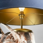 Lampe de table coiffée d'un abat-jour bleu, une idée pour customiser un abat-jour avec de la couleur