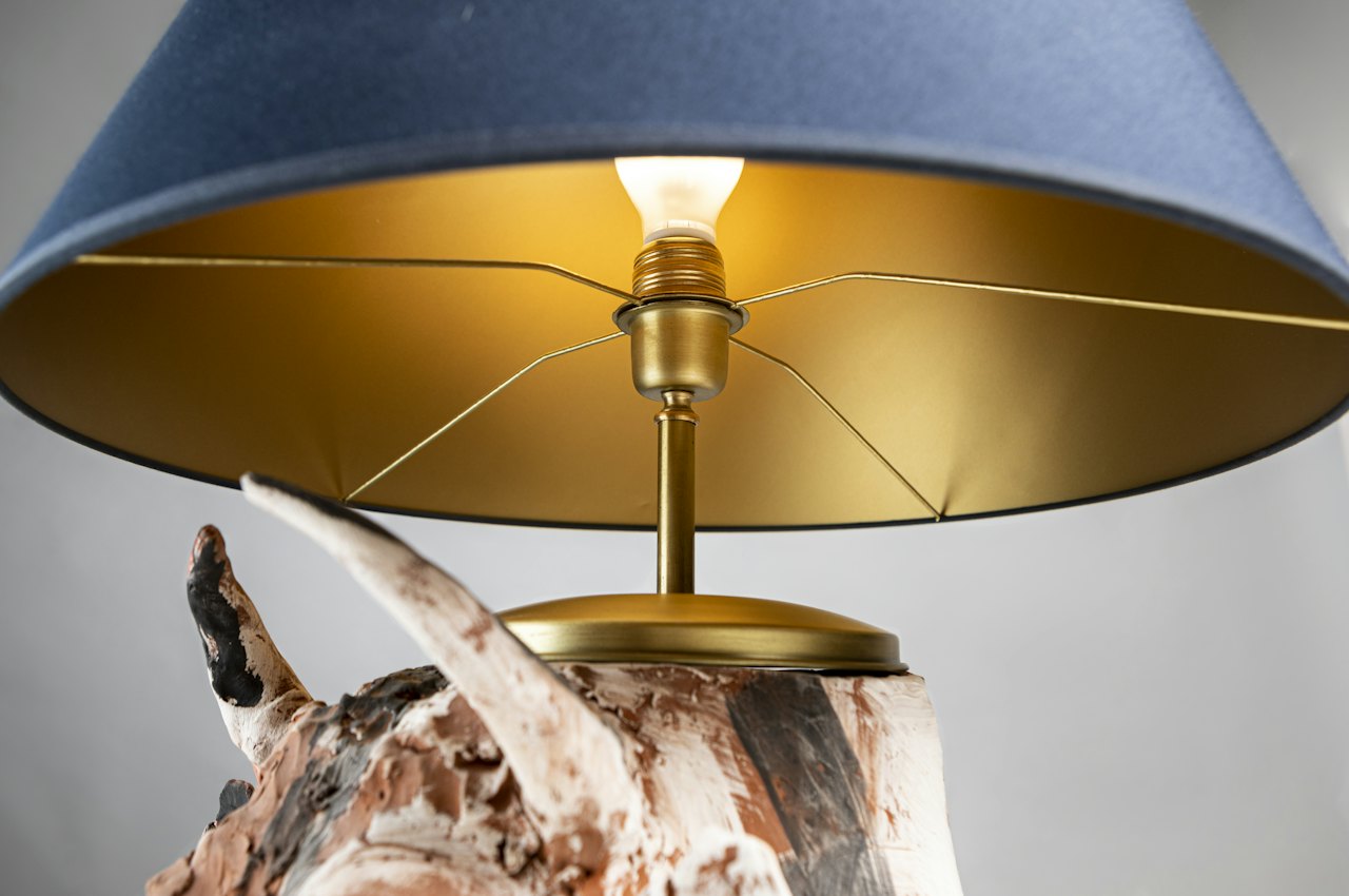 Lampe de table coiffée d'un abat-jour bleu, une idée pour customiser un abat-jour avec de la couleur