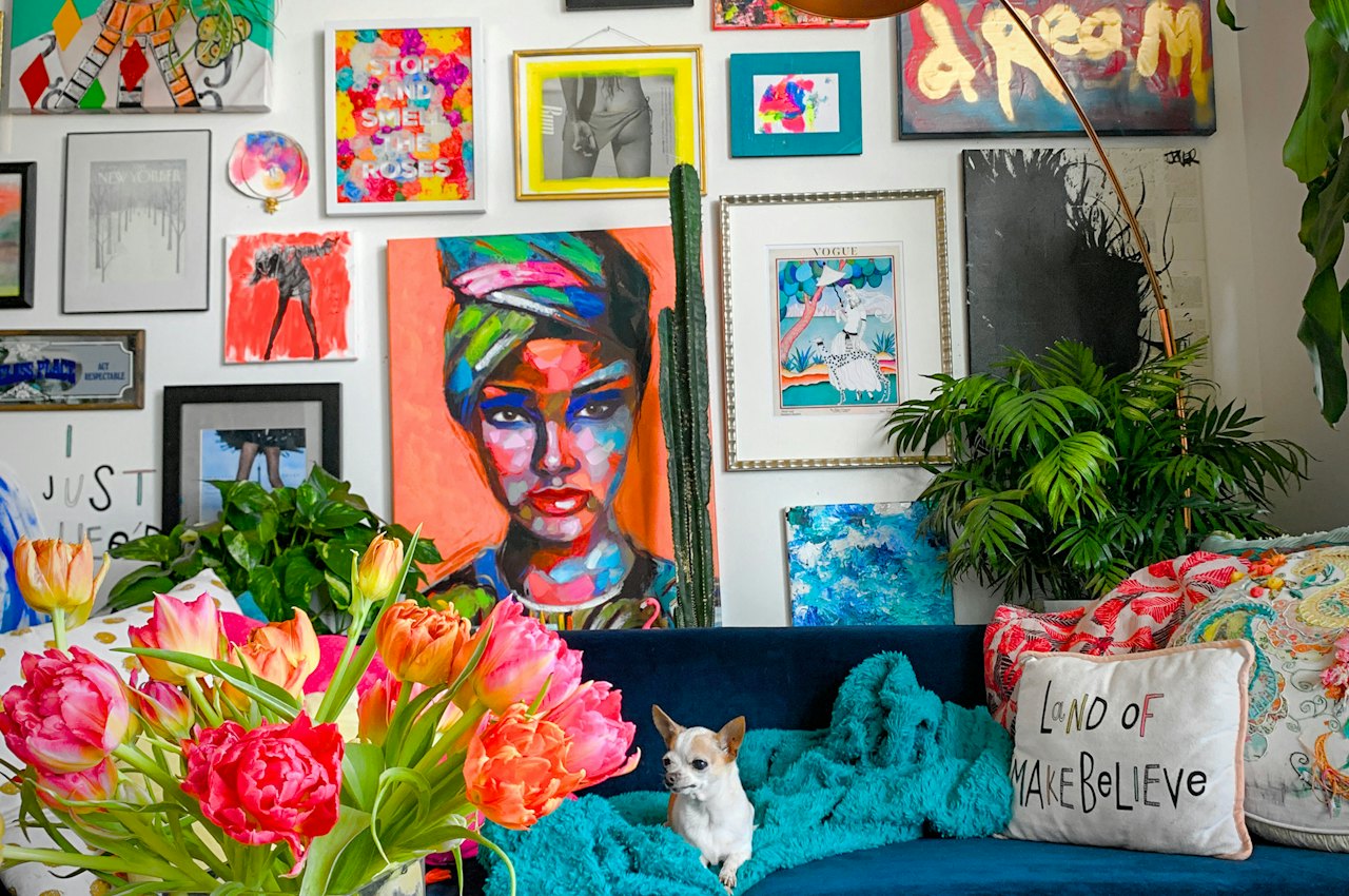 Salon en déco maximaliste avec canapé bleu et mur de cadres colorés