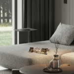 Salon lumineux avec canapé et table basse devant une baie vitrée, pour bien choisir une table basse relevable